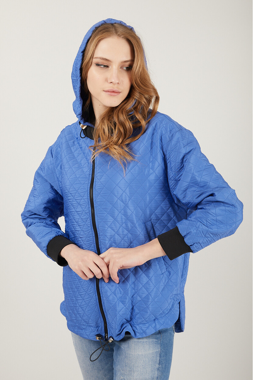 Twenty3 Kadın Kapüşonlu Yaka Ve Kolu Ribanalı Fermuarlı Cepli Eteği Yırtmaçlı Kapitone Oversize Mont